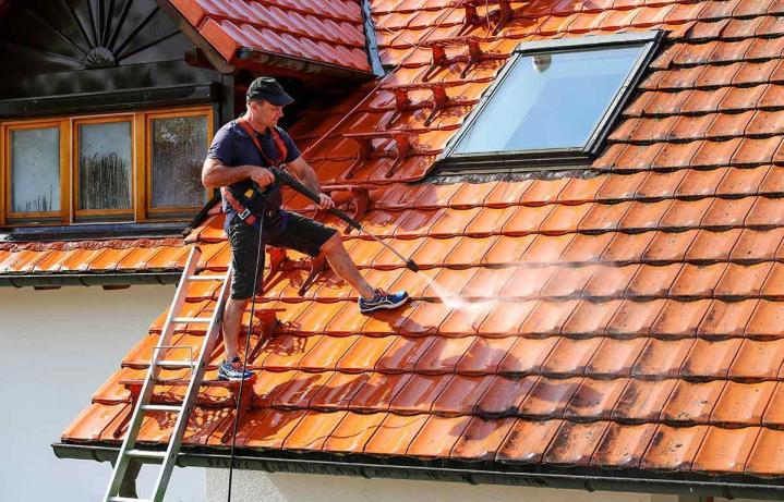 Spécialiste du démoussage pour protéger la toiture de votre maison.